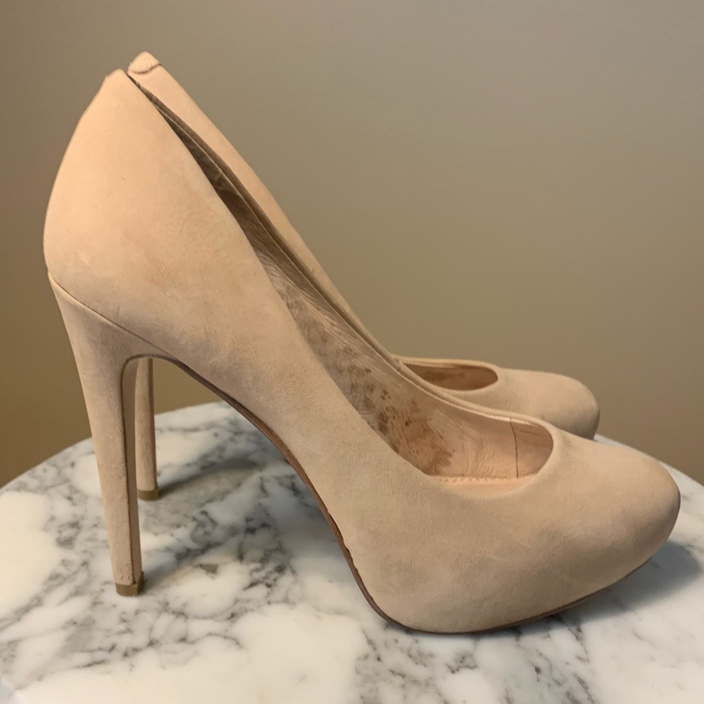 Gianni Bini Stiletto heels bone/beige suede 7 EUC